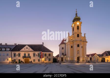 Hôtel de ville et église paroissiale à Schloßplatz à Laxenburg, Basse-Autriche, Autriche Banque D'Images