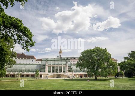 Burggarten avec vue sur le Palmenhaus, Vienne, Autriche Banque D'Images