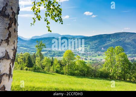 Kirchberg am Wechsel, vue sur Kirchberg am Wechsel et la montagne Schneeberg, paysage Bucklige Welt dans les Alpes de Vienne, Basse-Autriche, Autriche Banque D'Images