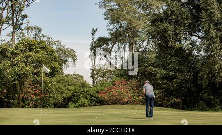 prise de vue moyenne. Golfeur professionnel va faire un coup de pied Bali. Indonésie. Banque D'Images