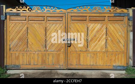 l'immense porte d'entrée en bois avec serrure. Banque D'Images