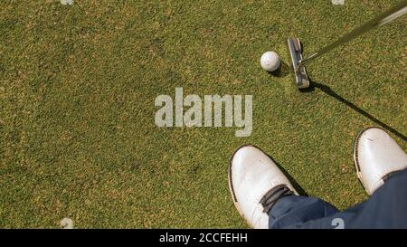 Une personne jouant au golf. Photo de haute qualité Banque D'Images