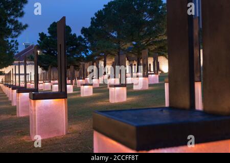 Oklahoma City USA - 9 2015 septembre ; 9:03, Field of Empty Chairs au Oklahoma National Memorial and Museum situé dans le centre-ville d'Oklahoma City Banque D'Images