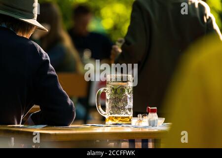 Biergarten rouverte, distance, Munich, Aumeister Banque D'Images