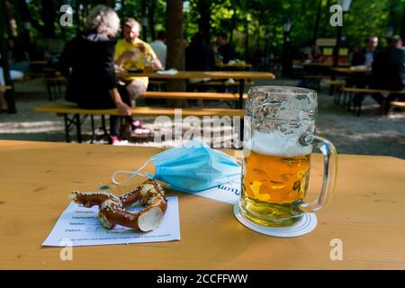 Biergarten rouverte, distance, Munich, Aumeister, temps de corona, protection bouche-nez, masque Banque D'Images