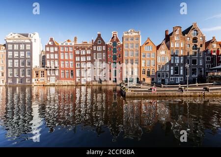 Maisons sur Damrak à Amsterdam, pays-Bas Banque D'Images