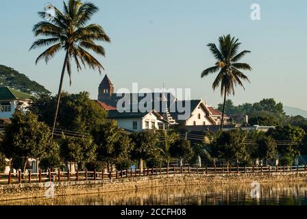 Sur le lac de Naung Toung, Kengtung, État de Shan, Myanmar (Birmanie). L'église baptiste de Shan est visible au loin. Banque D'Images