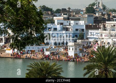 Les pèlerins hindous se baignent dans le réservoir sacré (piscine) à Pushkar, Rajasthan, en Inde, pendant la foire annuelle de Camel Banque D'Images