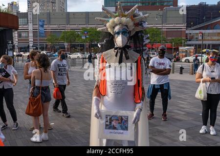 NEW YORK, NY - 21 AOÛT 2020 : la « arche des morts » à la mémoire de ceux qui sont morts de la COVID-19 et pour protester contre l'administration Trump. Banque D'Images