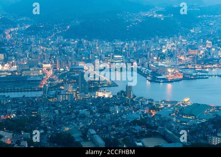 Nagasaki, Japon - vue de nuit depuis le sommet du mont Inasa à Nagasaki, Japon. Banque D'Images