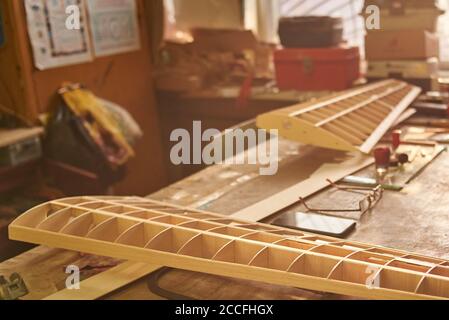 L'aile en bois d'un avion radiocommandé sur le bureau de l'atelier, la construction de l'avion. Banque D'Images