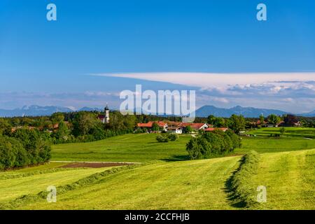 Allemagne, Bavière, haute-Bavière, pays de Tölzer, Dietramszell, quartier de Lochen, paysage de printemps et vue sur la ville avec l'église de Saint-Magdalena contre Preal Banque D'Images