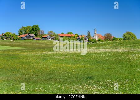 Allemagne, Bavière, haute-Bavière, Tölzer Land, Eurasburg, quartier Berg, paysage de source et vue sur la ville avec église de la branche de Saint Margaretha Banque D'Images