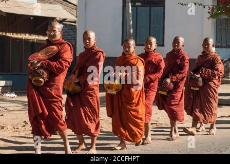 Les bouddhistes croient qu'ils gagnent du mérite dans l'après-vie en donnant alm aux moines sur leurs rounds du matin, Kengtung, État Shan, Myanmar Banque D'Images