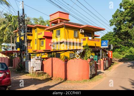 Candolim, North Goa, Inde - 23 novembre 2019 : vue sur la rue de Candolim par beau temps avec maison de vacances typique ou maison d'hôtes à Candolim, North Goa, Banque D'Images