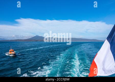 Bateau-pilote escortant le Laperouse de Ponant à travers le passage Schouten, péninsule de Freycinet, Tasmanie, Australie Banque D'Images