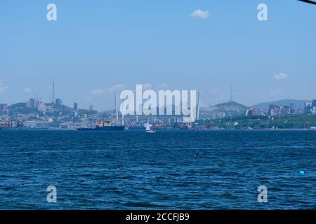 Vladivostok, Russie - 12 juin 2020 : vue de jour des ponts de la baie de Golden Horn en été lorsque le soleil est clair. La vue de l'île russe Banque D'Images