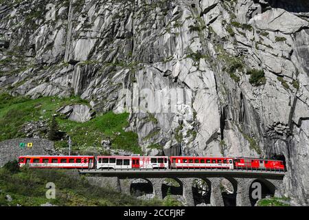 Matterhorn Gotthard Bahn sur le pont en pierre, sortie Urnerloch, Suisse Banque D'Images