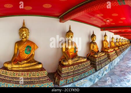 Statues de Bouddha dorées (Bhumispara-mudra : Bouddha Gautama au moment de l'illumination), Wat Pho, Bangkok, Thaïlande, Asie Banque D'Images