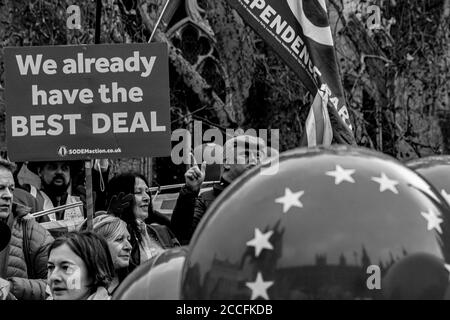 Londres, Angleterre. Un mélange de personnes qui militent en faveur du Brexit et contre le Brexit en dehors du Parlement britannique le jour où un soi-disant « vote favorable » devait être adopté par les députés le 10 décembre 2018. La possibilité de voter a été retirée à la dernière minute par la première ministre Theresa May.bb Banque D'Images