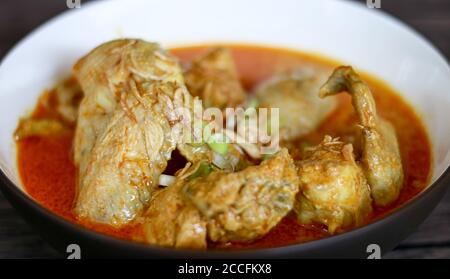 Ayam du gulai indonésien ou curry de poulet indonésien dans un bol sur fond de bois. Banque D'Images