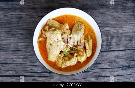 Ayam du gulai indonésien ou curry de poulet indonésien dans un bol sur fond de bois. Banque D'Images