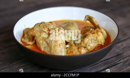 Ayam du gulai indonésien ou curry de poulet indonésien dans un bol sur fond de bois. Banque D'Images