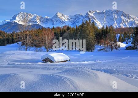 Paysage d'hiver avec une grange de foin enneigée contre les monts Karwendel, hameau Gerold BEI Klais, district de Krün, pays de Werdenfelser, Haut-Bavar Banque D'Images