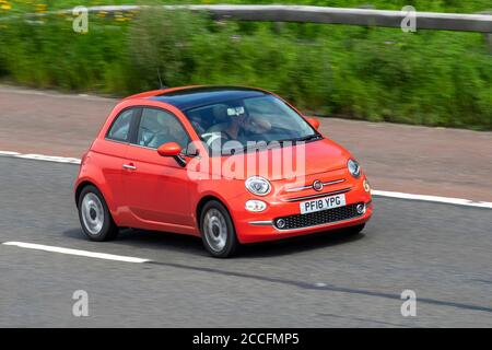 Salon Fiat 500 rose rouge 2018 ; véhicules mobiles, voitures conduisant des véhicules sur les routes du Royaume-Uni, moteurs, conduite sur le réseau autoroutier M6. Banque D'Images