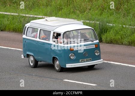 1975 70s bleu blanc VW Volkswagen Motor Caravan; Caravans et Motorhomes, camping-cars sur les routes de Grande-Bretagne, véhicule de loisirs RV, vacances en famille, vacances Caravanette, vacances caravane Touring, Van conversions, Vanagon autohome, la vie sur la route, Bay Window Dormobile Banque D'Images