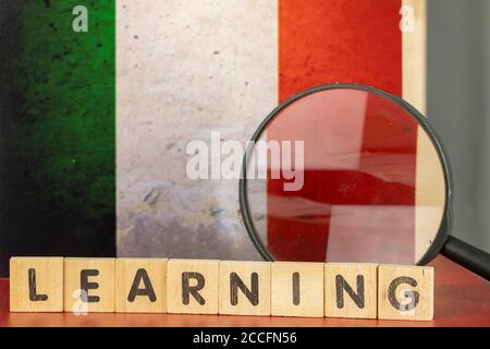 Concept d'apprentissage italien, drapeau et mot d'apprentissage écrit sur bloc de bois Banque D'Images