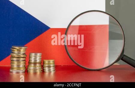 Loupe et pièces de monnaie devant le drapeau de la Tchécoslovaquie, concept d'économie de pays Banque D'Images