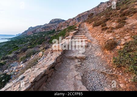 Sentier de randonnée jusqu'au coucher du soleil au lagon de Balos, nord-ouest de la Crète, Grèce Banque D'Images