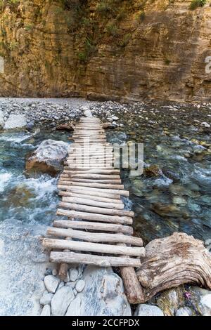 Passerelle en bois au-dessus de la rivière dans la gorge de Samaria, Crète occidentale, Grèce Banque D'Images