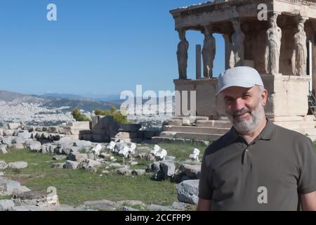 Homme d'âge mûr sur fond de temple d'Erechtei, l'Acropole d'Athènes Banque D'Images