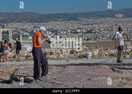 ATHÈNES, GRÈCE - 29 JUIN 2018 : il y a toujours beaucoup de touristes et de photographes sur le territoire de l'Acropole Banque D'Images