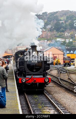 Ex-GWR 0-6-0 réservoir à vapeur de valise loco 7714 départ de la gare de Minehead, événement de gala du printemps du chemin de fer de West Somerset, Angleterre, Royaume-Uni Banque D'Images