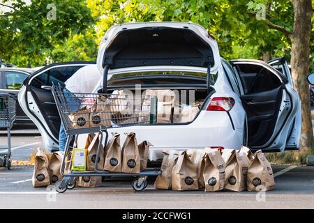 1 août 2020 Cupertino / CA / USA - véhicule chargé par un préposé à la livraison Amazon Premium avec des produits d'épicerie commandés en ligne auprès de Whole Foods Market; le cor Banque D'Images