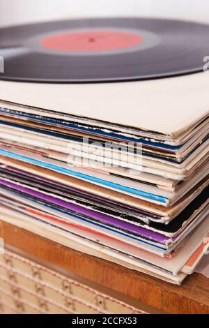 Pile de disques vinyles sur le joueur de radio vintage Banque D'Images