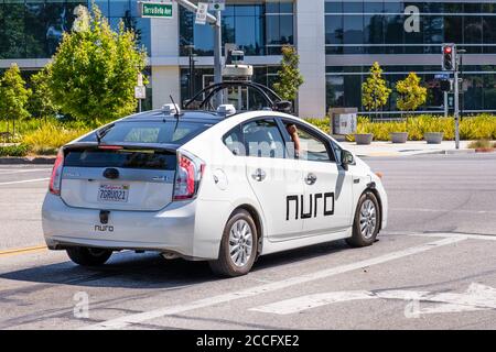 3 août 2020 Mountain View / CA / USA - véhicule autonome Nuro effectuant des essais dans la Silicon Valley; Nuro est une société de robotique fondée par deux ex Way Banque D'Images