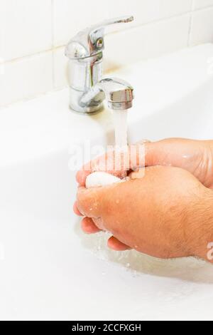 lavez le lavabo et l'eau courante du robinet dans la salle de bains Banque D'Images