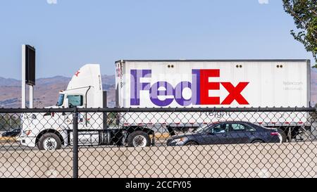 7 août 2020 San Jose / CA / USA - FedEx Truck effectue des livraisons dans la région sud de la baie de San Francisco Banque D'Images