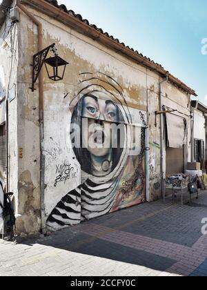 NICOSIE, CHYPRE - 09/11/2018: Art de la rue - graphitti - sur l'ancien bâtiment dans le centre de la capitale et la plus grande ville de Nicosie. Banque D'Images