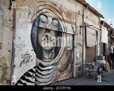 NICOSIE, CHYPRE - 09/11/2018: Art de la rue - graphitti - sur l'ancien bâtiment dans le centre de la capitale et la plus grande ville de Nicosie. Banque D'Images