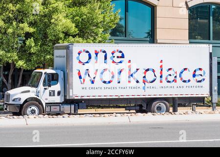 Le 11 août 2020 Sunnyvale / CA / USA - un camion de lieu de travail stationné devant un bâtiment; un lieu de travail est une concession commerciale de meubles de bureau à Banque D'Images