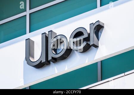 11 août 2020 Sunnyvale / CA / USA - gros plan du logo Uber dans leurs bureaux de Silicon Valley; Uber technologies, Inc. Est une multinationale américaine Banque D'Images