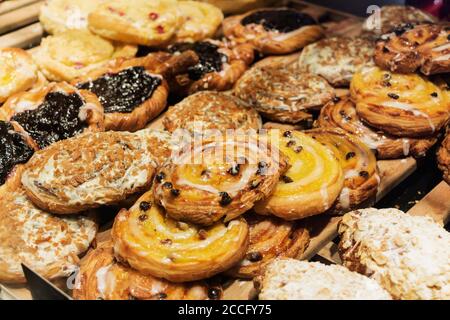 Pâtisseries sucrées, pâte feuilletée, sucre en poudre, noix, confitures, pommes cuites au four. Banque D'Images