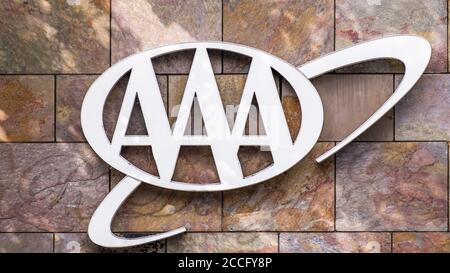 30 juillet 2020 Menlo Park / CA / USA - logo AAA dans l'un de leurs bureaux dans la région de la baie de San Francisco ; l'American automobile Association (AAA – ou Triple Banque D'Images