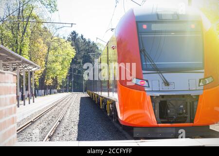 Le train à grande vitesse moderne s'est arrêté le long de la plate-forme. Banque D'Images