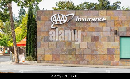 30 juillet 2020 Menlo Park / CA / USA - AAA Insurance office in San Francisco Bay Area; l'American automobile Association (AAA – or Triple A) est un N Banque D'Images